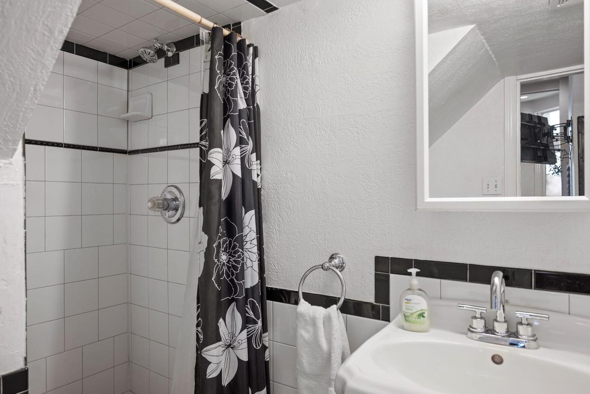 Charming Studio-Panoramic View-Your Pittsburgh Sanctuary Exterior foto